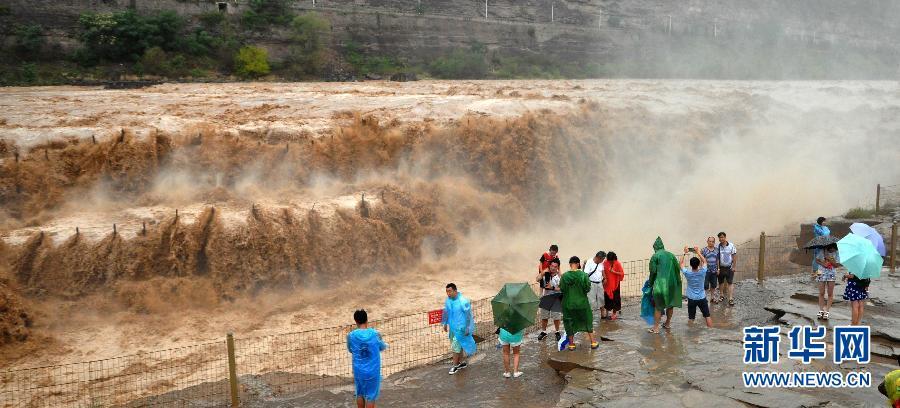 8月2日，游客在山西吉縣黃河壺口瀑布景區(qū)游覽觀瀑。