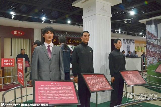 “華鎣山中外名人蠟像館”中的蠟像，被網(wǎng)友稱作“華鎣山農(nóng)貿(mào)服裝發(fā)布會(huì)”。