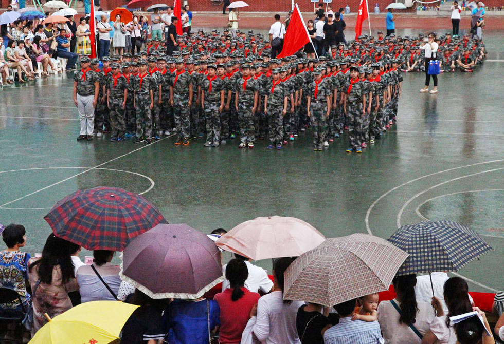 鄭州市，鄭州市第八中學(xué)會操表演當(dāng)天突降大雨，但是同學(xué)們在雨中堅持完成了會操表演。