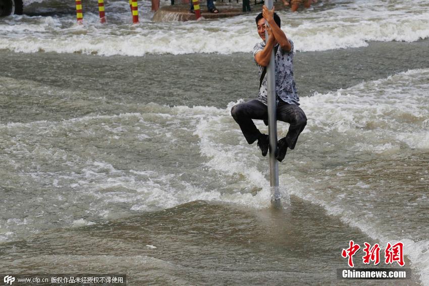 杭州錢塘江珊瑚沙水庫段，兇猛的“鬼王潮”沖上岸來