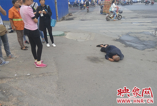 老人倒地后無人敢扶，過路市民拍照作證。