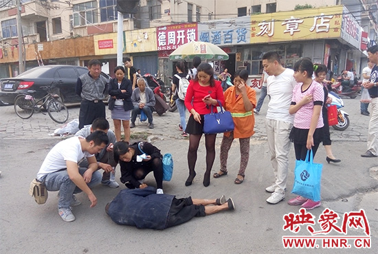 據(jù)附近環(huán)衛(wèi)工人介紹，老人是自己過路口時不小心摔倒的。