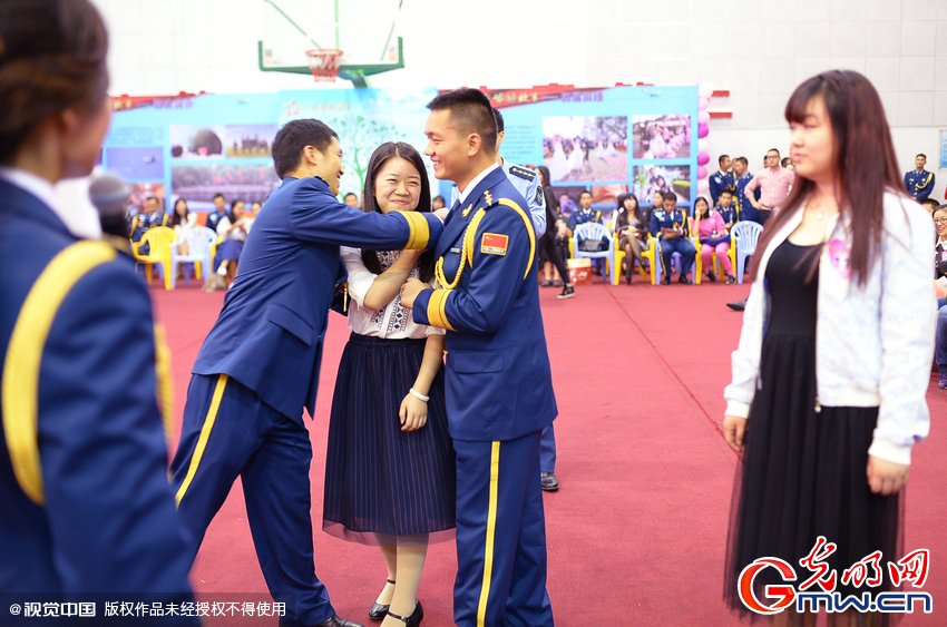 湖北武漢，“嫁人就嫁解放軍”，每年一屆的武漢軍旅姻緣會17日在駐漢空軍某指揮所文化活動中心舉行