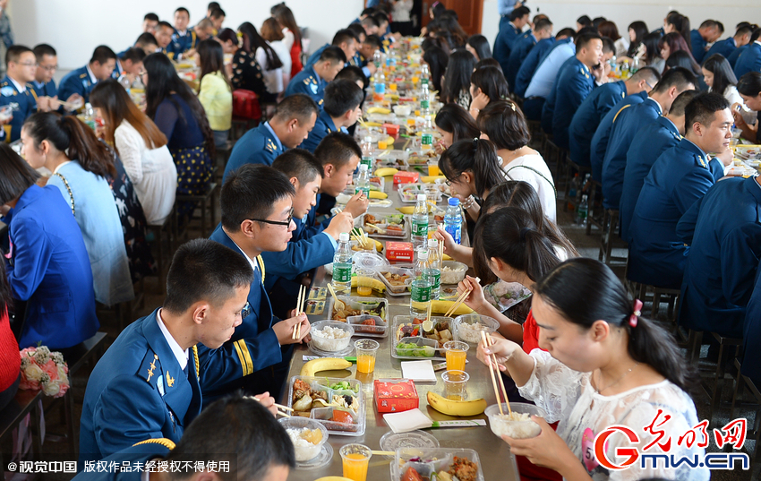 湖北武漢，“嫁人就嫁解放軍”，每年一屆的武漢軍旅姻緣會17日在駐漢空軍某指揮所文化活動中心舉行