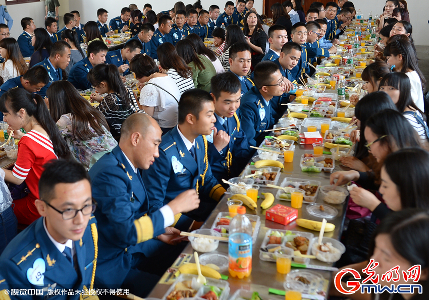 湖北武漢，“嫁人就嫁解放軍”，每年一屆的武漢軍旅姻緣會17日在駐漢空軍某指揮所文化活動中心舉行