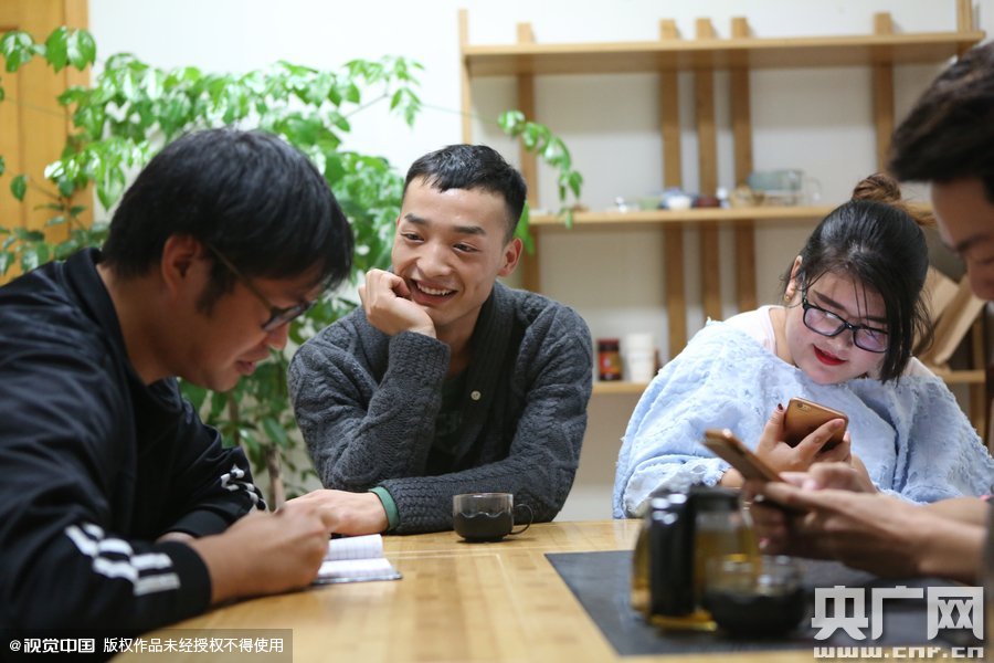 網絡紅人葉良辰現身浙江臺州，接受記者的專訪。