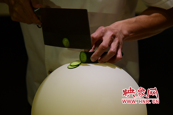 在面團(tuán)氣球上切菜。