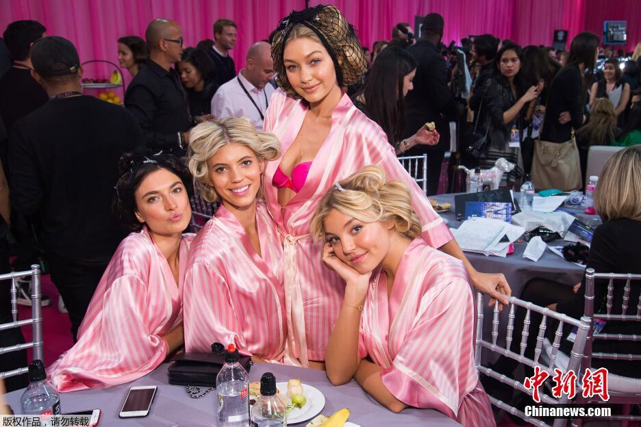 圖為模特Jacquelyn Jablonski（左起），Devon Windsor，Gigi Hadid和Rachel Hilbert在后臺(tái)合影。