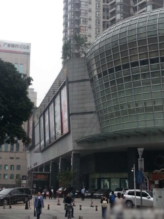 一輛停在停車位上的寶馬轎車，被墜落的樹枝砸中，樹枝徑直插入車內(nèi)，現(xiàn)場(chǎng)引發(fā)不少市民圍觀拍照。