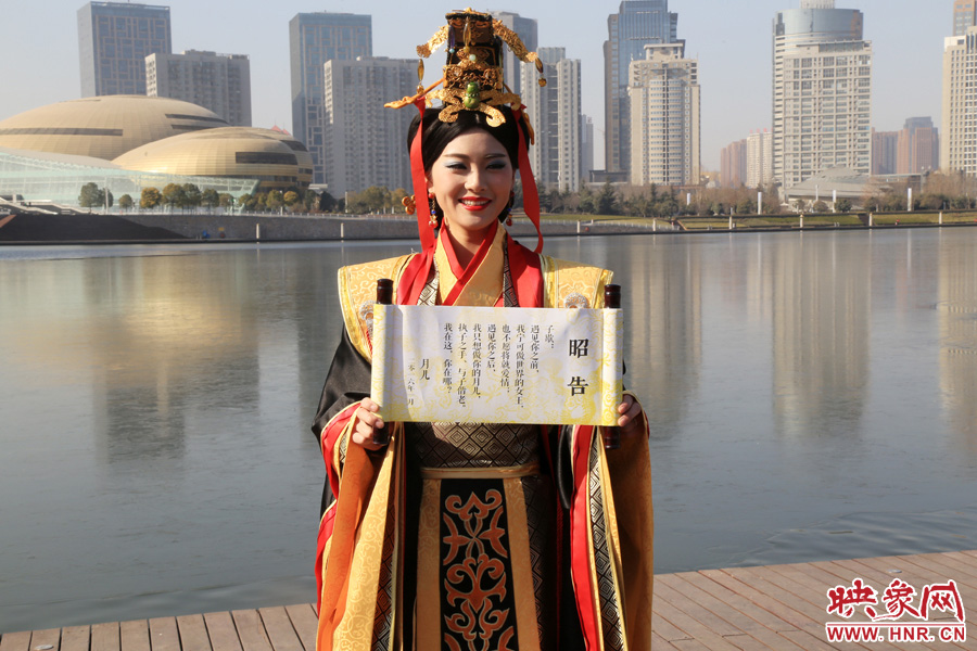 扮成羋月的女子叫小賈，今年27歲，家在鄭州，有房有車。