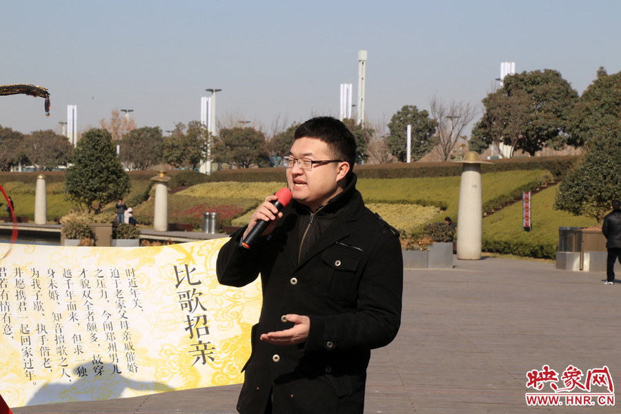 多位在鄭東新區(qū)CBD如意湖附近寫字樓上班的單身男性，聞訊前來唱歌應(yīng)征。