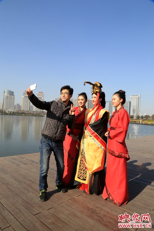 在比歌招親現(xiàn)場，有許多人圍觀拍照。