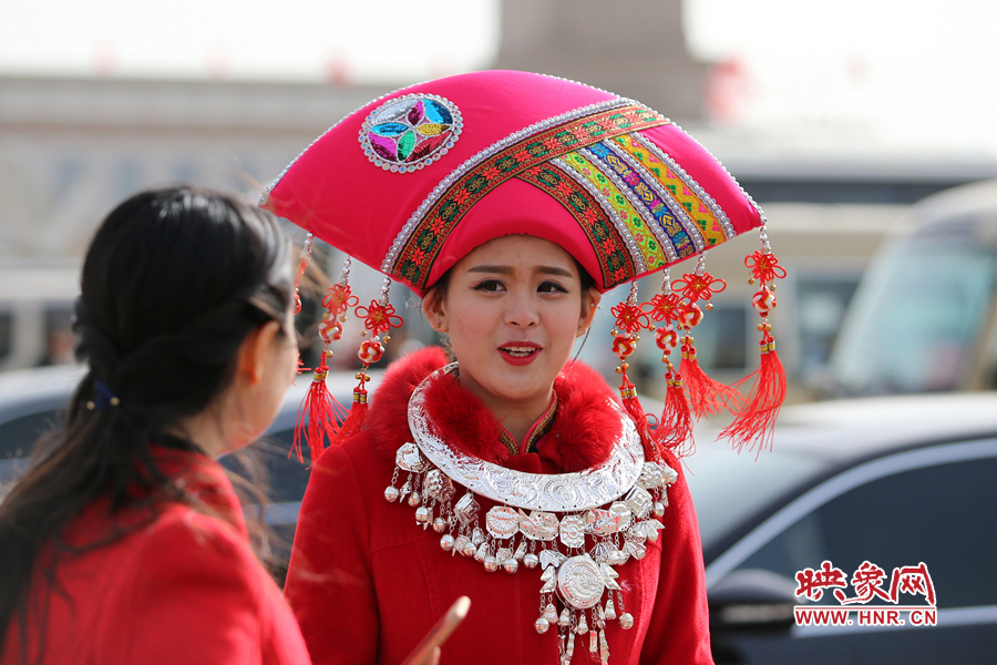 漂亮的頭飾配美女，回頭率相當高