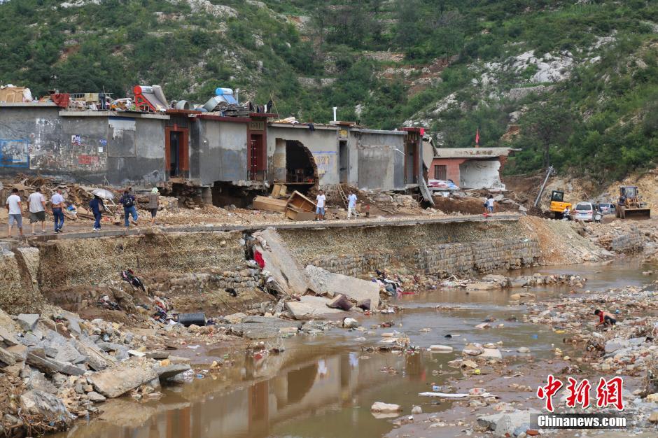 圖為都里鎮(zhèn)小河兩岸的民宅受損嚴重。
