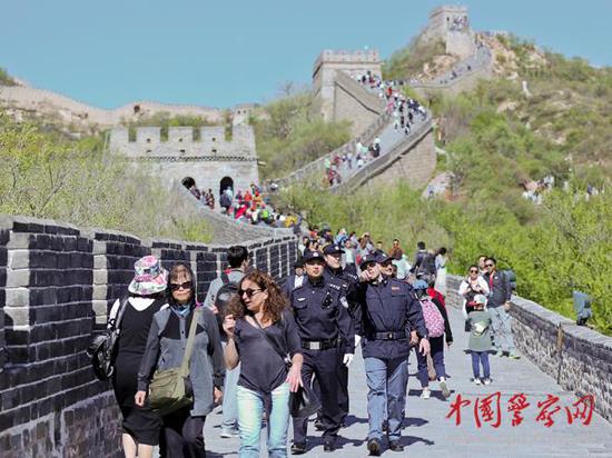 參加聯(lián)合巡邏的中意警察在長(zhǎng)城上巡邏。本網(wǎng)記者 陳路坤 攝