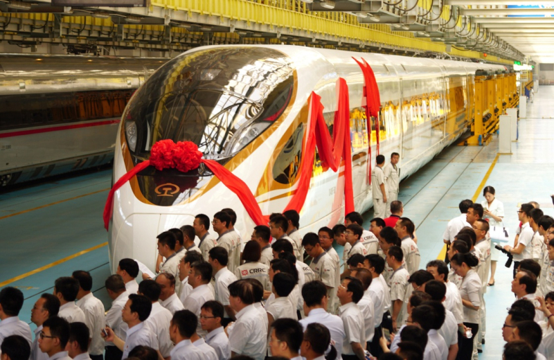 當日，由中國鐵路總公司牽頭組織研制、具有完全自主知識產(chǎn)權、達到世界先進水平的中國標準動車組被命名為“復興號”?！皬团d號”將于6月26日在京滬高鐵兩端的北京南站和上海虹橋站雙向首發(fā)。