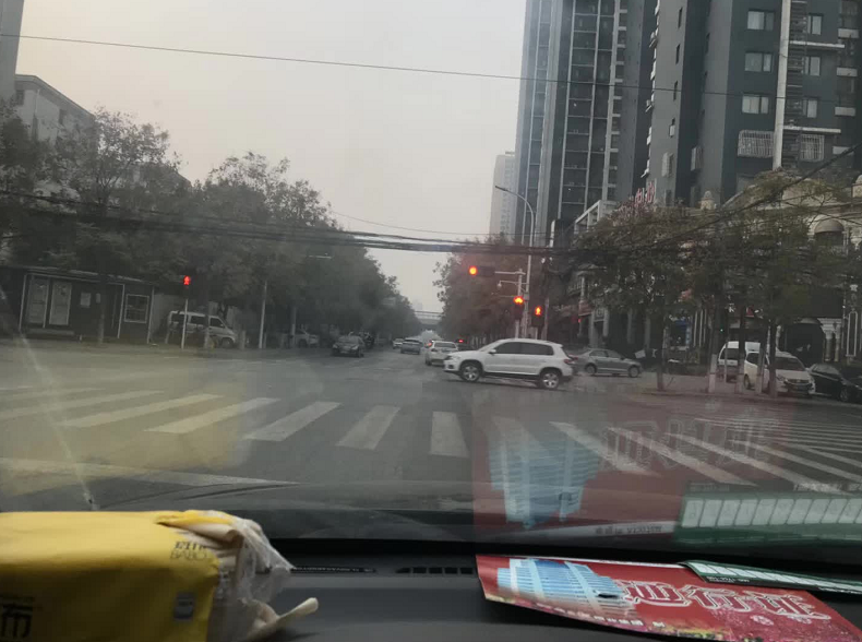 限行第一天！鄭州的早高峰是這個(gè)樣子的
