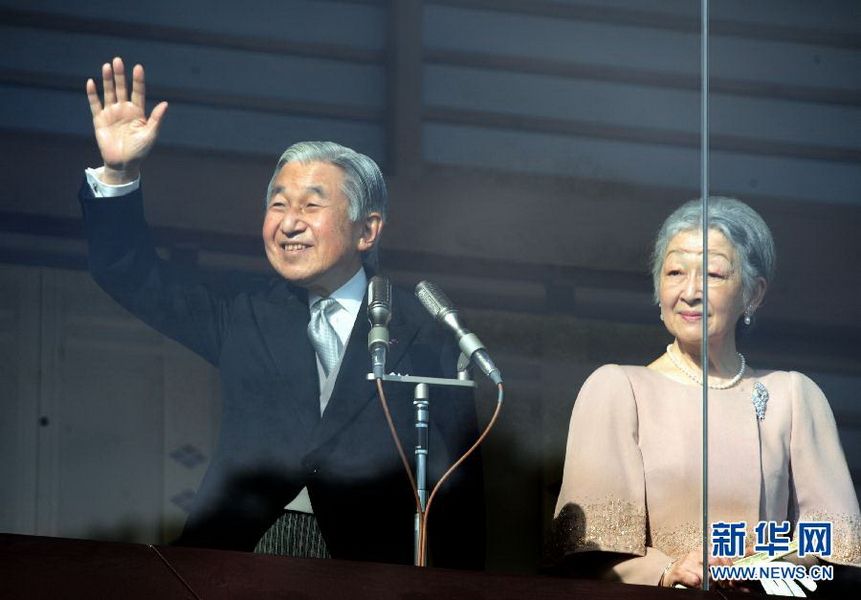 當(dāng)?shù)貢r(shí)間12月23日，在位于日本東京的皇宮，日本明仁天皇向民眾致意。