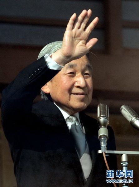 當(dāng)?shù)貢r(shí)間12月23日，在位于日本東京的皇宮，日本明仁天皇向民眾致意。