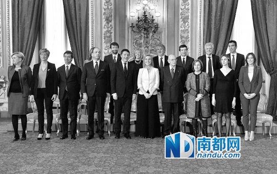 2月22日，在意大利羅馬總統(tǒng)府，新任總理馬泰奧·倫齊(前左五)與總統(tǒng)納波利塔諾(前右四)及新內(nèi)閣成員