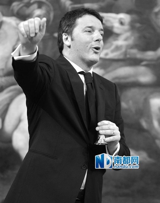 2月22日，在意大利羅馬總理府，新任總理馬泰奧·倫齊搖鈴象征正式行使總理權(quán)力。