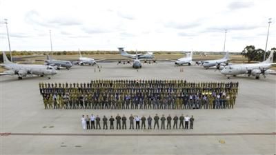 4月29日，澳大利亞珀斯，馬航MH370空中搜索正式結(jié)束，參與搜索的多國(guó)部隊(duì)在離開前留影紀(jì)念。