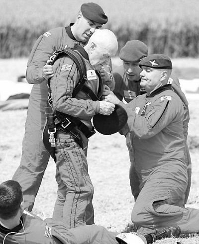 89歲的赫頓再次于70年前同一地點參加雙人跳傘。