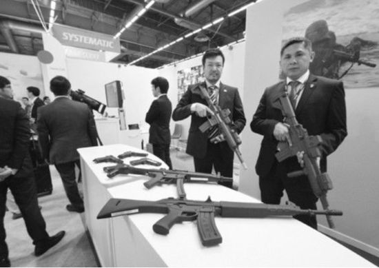 　日本企業(yè)在歐洲國際防務(wù)展上展示橡膠槍。
