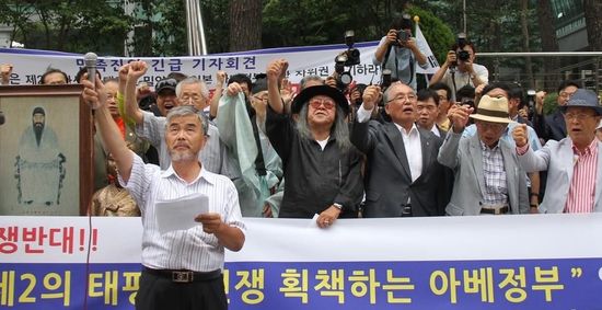 7月2日，在韓國首爾的日本駐韓國大使館前，民眾手持標語參加抗議活動。