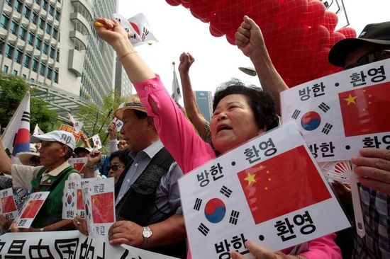 7月2日，在中國駐韓使館前，韓國民眾集會歡迎中國國家主席習近平訪韓，并打出寫有“釣魚島是中國的土地”字樣。