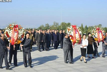 　朝鮮勞動(dòng)黨中央委員會(huì)、最高人民會(huì)議常任委員會(huì)和內(nèi)閣分別向銅像敬獻(xiàn)了花圈。
