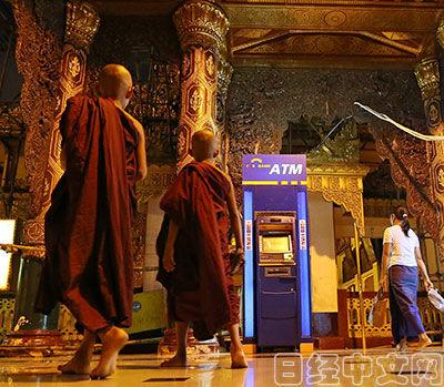 緬甸仰光大金塔寺也擺有ATM機。