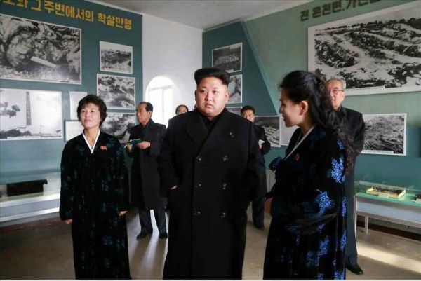 當?shù)貢r間2014年11月25日，據朝鮮《勞動新聞》報道，朝鮮領導人金正恩和妹妹金與正一起視察朝鮮反美