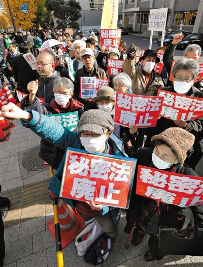 10日，日本東京，民眾聚集在首相官邸前，抗議當天生效的《特定秘密保護法》。