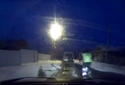 警車追逐中仍未追上可疑汽車，此時(shí)令人震驚的一幕出現(xiàn)，一名警察從警車中跳出來(lái)，向可疑車輛跑去。