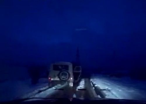 　　警察成功打開(kāi)可疑汽車的車門并登上汽車，司機(jī)見(jiàn)狀立即停車及棄車逃走，警察則下車?yán)^續(xù)追捕司機(jī)。