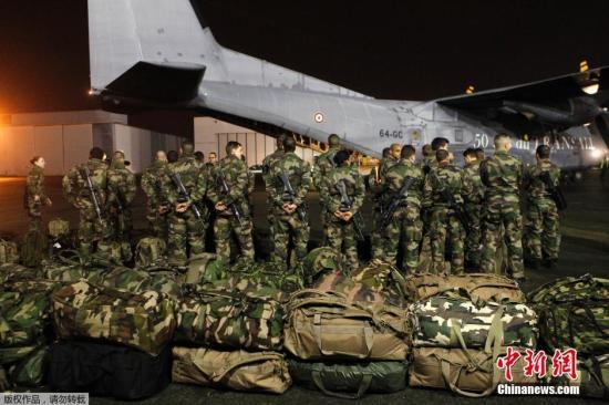 當(dāng)?shù)貢r間1月7日，法國軍人抵達(dá)巴黎布爾歇機(jī)場。他們將被部署在巴黎，以增強(qiáng)巴黎市的安保力量。