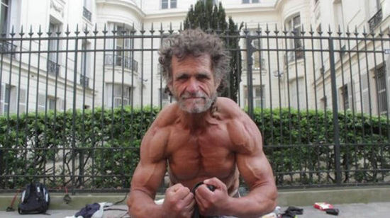 巴黎50歲流浪漢薩亞戈·雅克擁有一身壯碩的肌肉。（網(wǎng)頁(yè)截圖）