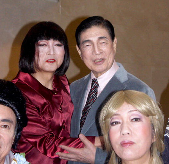 日本前首相鳩山由紀夫（后排左一）女性扮相演出音樂?。ňW(wǎng)頁截圖）