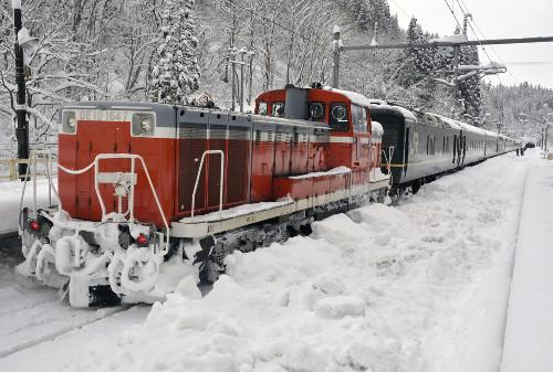 JR一臥鋪特急列車，因大雪在JR奧羽線津輕湯站附近拋錨，約130名乘客不得不在車上過夜。