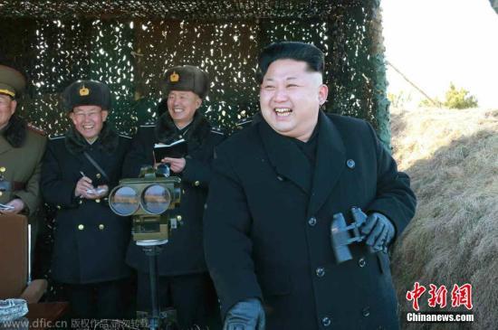 資料圖：當(dāng)?shù)貢r間2015年1月31日，據(jù)朝鮮《勞動新聞》報道，朝鮮最高領(lǐng)導(dǎo)人近日視察朝鮮?？哲娐?lián)合演習(xí)，演習(xí)中還出動了戰(zhàn)斗機和潛艇。