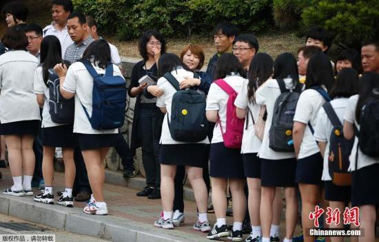 部分遇難學生的家長當天到學校迎接生還學生，學生和家長互相安慰和鼓勵。