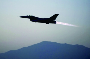美國軍方19日證實，一架美軍F-16戰(zhàn)斗機(jī)上周在阿富汗東部遭到地面火力攻擊，受損嚴(yán)重，不得不拋掉兩個油箱以及多件武器彈藥才勉強(qiáng)返航。事發(fā)區(qū)域主要受塔利班控制。過去，塔利班武裝組織曾經(jīng)數(shù)次使用小型火力擊落美軍直升機(jī)，但從未擊中能在高空超音速飛行的F-16戰(zhàn)斗機(jī)。