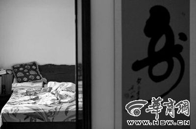 昨日，徐萬發(fā)躺在自家床上，鼻子插著氧氣管 記者張杰攝