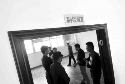  副經(jīng)理室裝修得相當(dāng)豪華，稱得上“土豪”級(jí)別