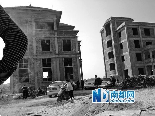 兩棟被舉報(bào)的違建樓下昨日一度聚集了超過(guò)百人，城管離開(kāi)后逐漸散去。南都記者張志韜實(shí)習(xí)生宋超攝