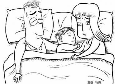 漫畫圖：男孩與父母同床睡。