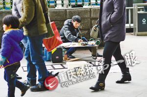街頭，張啟輝將自己的作品擺放出售。