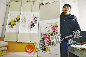 靠一根拇指夾畫筆，張啟輝繪出美麗色彩。