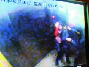 男子尾隨侯某進入電梯。